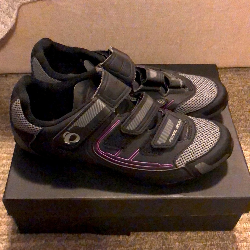 Size 43 Pearl Izumi spin shoes with SPT clips